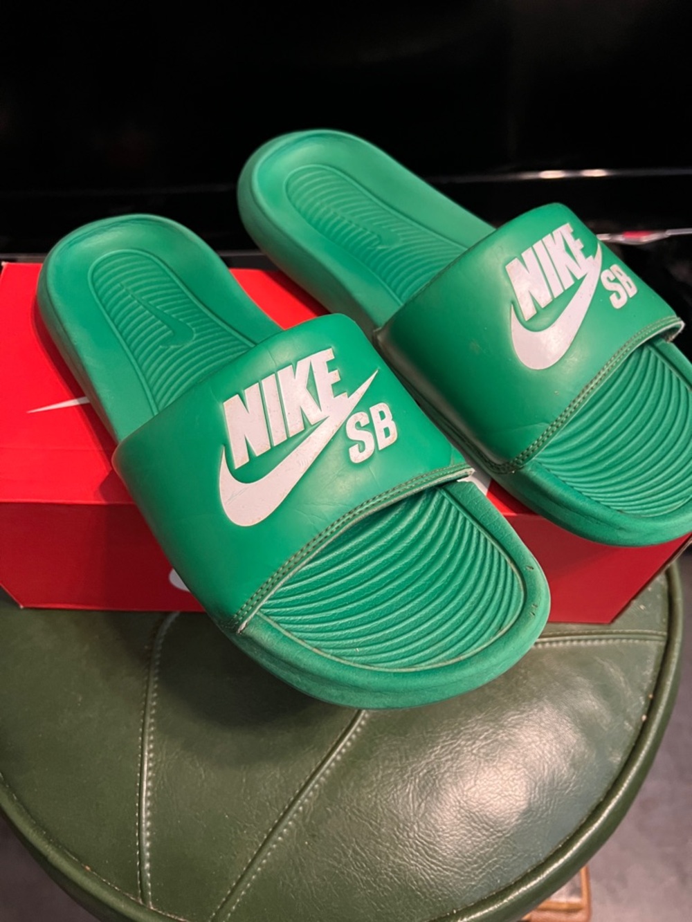 NIKE SB VICTORI ONE SLIDES LUCKY GREEN/WHITE SIZE 10